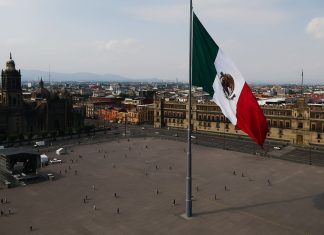 ¿Cuánto costará la celebración de la Independencia este 2025? Vista aérea del Zócalo de la Ciudad de México iluminado durante la celebración de la Independencia 2025