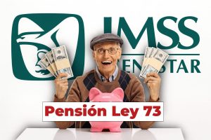 Adulto mayor sonriente con dinero y logotipo del IMSS, ilustrando la pensión Ley 73 en México.