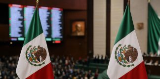 Separación de poderes en México: guía sencilla y útil Urna electoral en México durante proceso de votación política