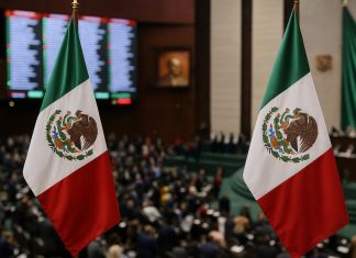 Separación de poderes en México: guía sencilla y útil Urna electoral en México durante proceso de votación política