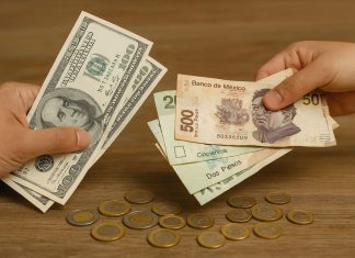 Remesas en México: impacto 2023–2025 y perspectivas 2026. Transacción de remesas en México con billetes de dólares y pesos mexicanos