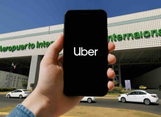Uber obtiene suspensión definitiva para operar en todos los aeropuertos de México Uber operando en aeropuertos de México: set de pickups señalizados en zona de llegadas