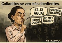 🤫”Calladitos se ven más obedientes”: la caricatura que retrata el silencio impuesto en MĂ©xico Caricatura polĂtica: presidenta mexicana haciendo gesto de silencio frente a ciudadanos con pancartas exigiendo seguridad y agua, con sombra militar detrás.