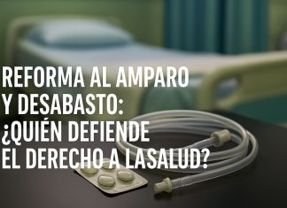 Reforma al Amparo y desabasto: ¿quién defiende el derecho a la salud? Imagen conceptual que representa la reforma a la Ley de Amparo en México, con una balanza de justicia y frascos de medicamentos vacíos, simbolizando el desabasto y la vulneración del derecho a la salud.