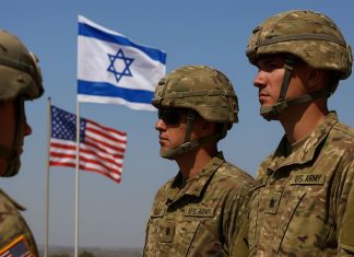 🇺🇸🇮🇱 Estados Unidos enviará 200 soldados a Israel para monitorear el alto al fuego en Gaza Soldados estadounidenses junto a las banderas de Estados Unidos e Israel en una zona desértica, simbolizando el apoyo militar de Washington al alto al fuego en Gaza.