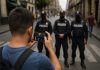 ÂżQuĂ© puedes grabar y quĂ© no en MĂ©xico? GuĂa definitiva para ciudadanos Ciudadano grabando a policĂas en una calle de MĂ©xico como ejercicio de sus derechos