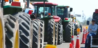 Agricultores anuncian bloqueos de carreteras hoy en México: rutas clave afectadas Agricultores bloquean carretera con maquinaria y pancartas de demanda en México