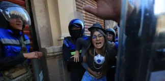 Marcha 15N: cómo la Generación Z enfrentó la polarización y la represión marcha 15 de noviembre Generación Z con vallas policiales y represión en el Zócalo de CDMX