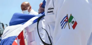 Médicos cubanos en México: la verdad incómoda que el gobierno no quiere explicar Médicos cubanos en México con banderas de Cuba y México en el uniforme durante su llegada a clínicas rurales