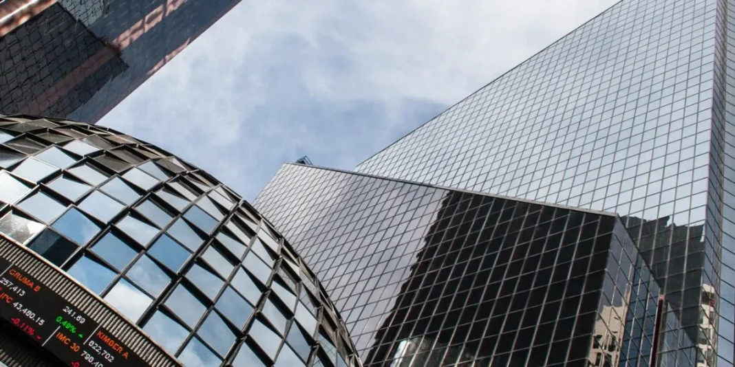 Bolsa mexicana suma tercera caída y apunta a pérdida semanal