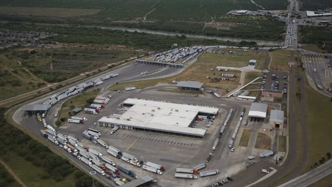 Vista aerea de un cruce fronterizo comercial entre Mexico y Estados Unidos
