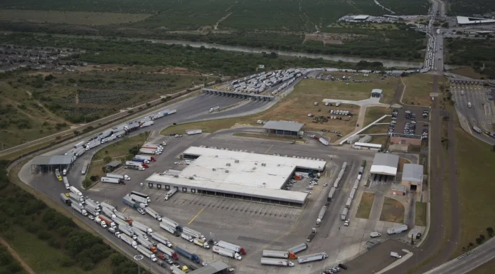 Revisión del T-MEC 2026: qué pasó, qué pide Estados Unidos y qué significa para México Vista aerea de un cruce fronterizo comercial entre Mexico y Estados Unidos