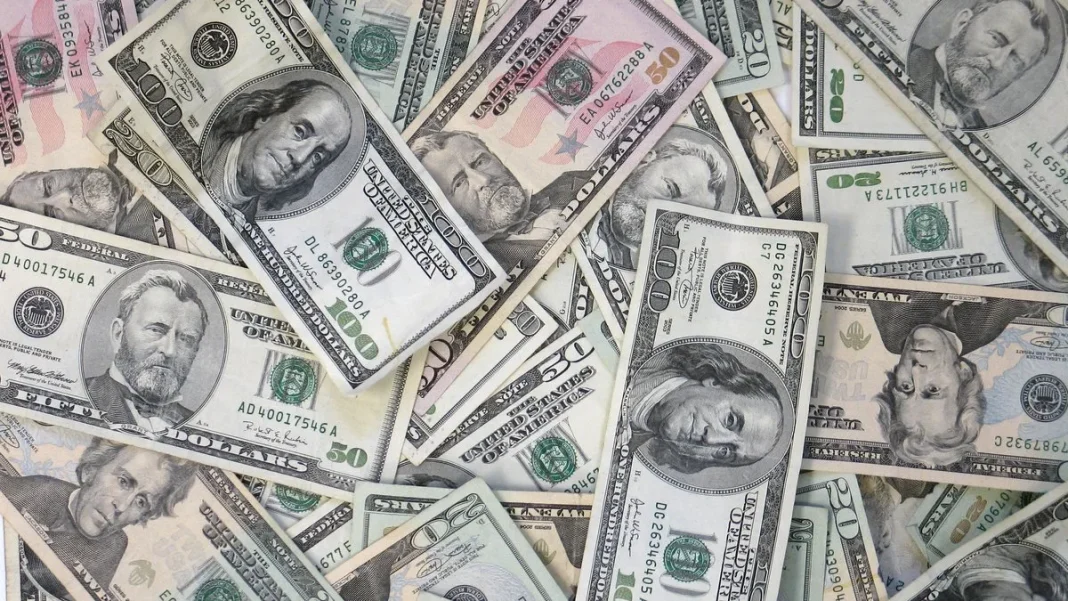 Billetes de dolares estadounidenses de distintas denominaciones