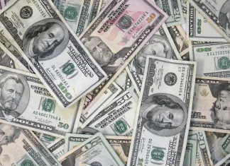 Remesas a México en 2026: menos envíos, pero de mayor monto, y el nuevo impuesto de 1% Billetes de dolares estadounidenses de distintas denominaciones
