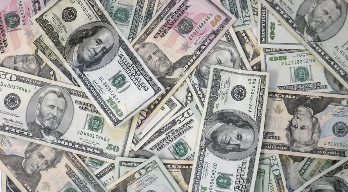 Remesas a México en 2026: menos envíos, pero de mayor monto, y el nuevo impuesto de 1% Billetes de dolares estadounidenses de distintas denominaciones