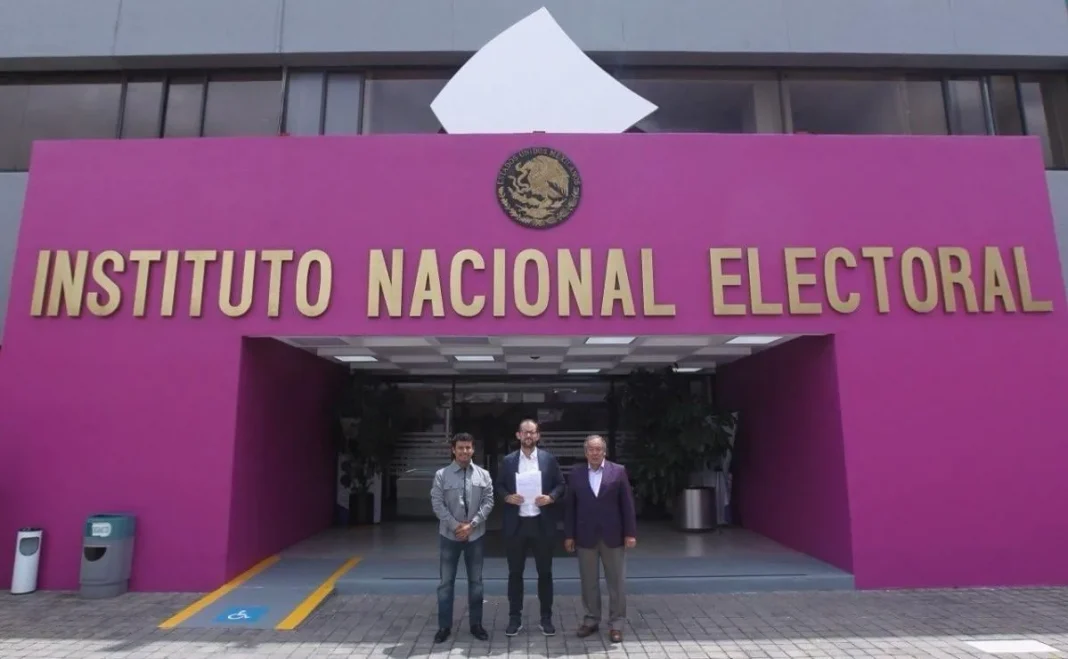 Representantes de Movimiento Ciudadano frente a la sede del INE al presentar la denuncia contra Morena