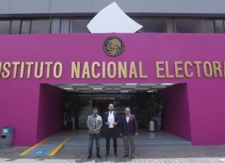 Denuncia contra Morena ante el INE: qué son los actos anticipados de campaña Representantes de Movimiento Ciudadano frente a la sede del INE al presentar la denuncia contra Morena