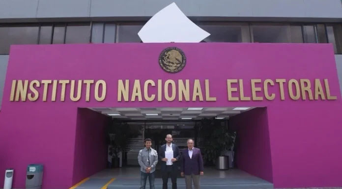 Denuncia contra Morena ante el INE: qué son los actos anticipados de campaña Representantes de Movimiento Ciudadano frente a la sede del INE al presentar la denuncia contra Morena