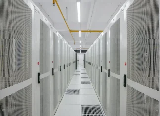 El apetito eléctrico de la inteligencia artificial ya es un problema de red, no solo de tecnología Pasillo de servidores en un centro de datos