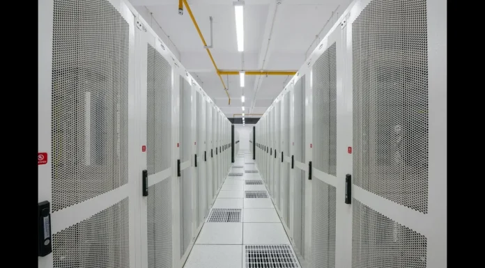 El apetito eléctrico de la inteligencia artificial ya es un problema de red, no solo de tecnología Pasillo de servidores en un centro de datos