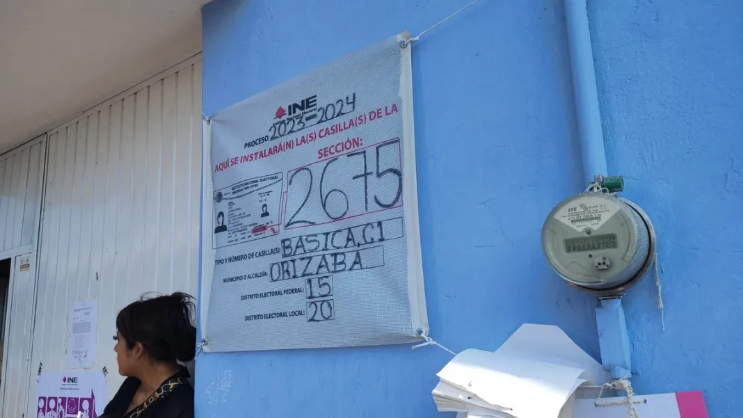 Senalamiento de casilla electoral del INE en Mexico