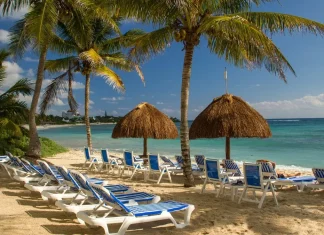 Pagas hasta 40% más por una “playa privada” que no existe: la reforma que pone a Profeco a vigilar Camastros y palapas frente al mar en Akumal, Quintana Roo