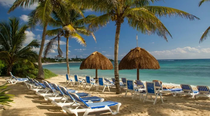 Pagas hasta 40% más por una “playa privada” que no existe: la reforma que pone a Profeco a vigilar Camastros y palapas frente al mar en Akumal, Quintana Roo