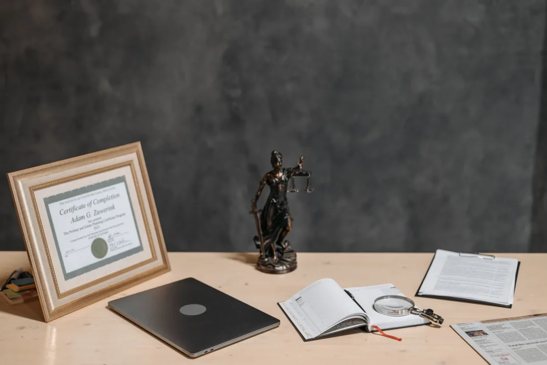 Documentos de una denuncia sobre un escritorio