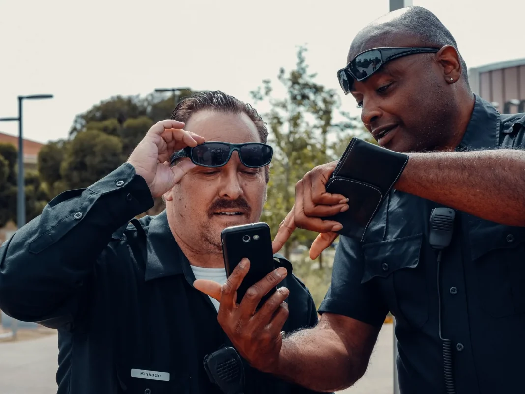 Revisión de celular por un policía: qué autoriza la ley y qué no