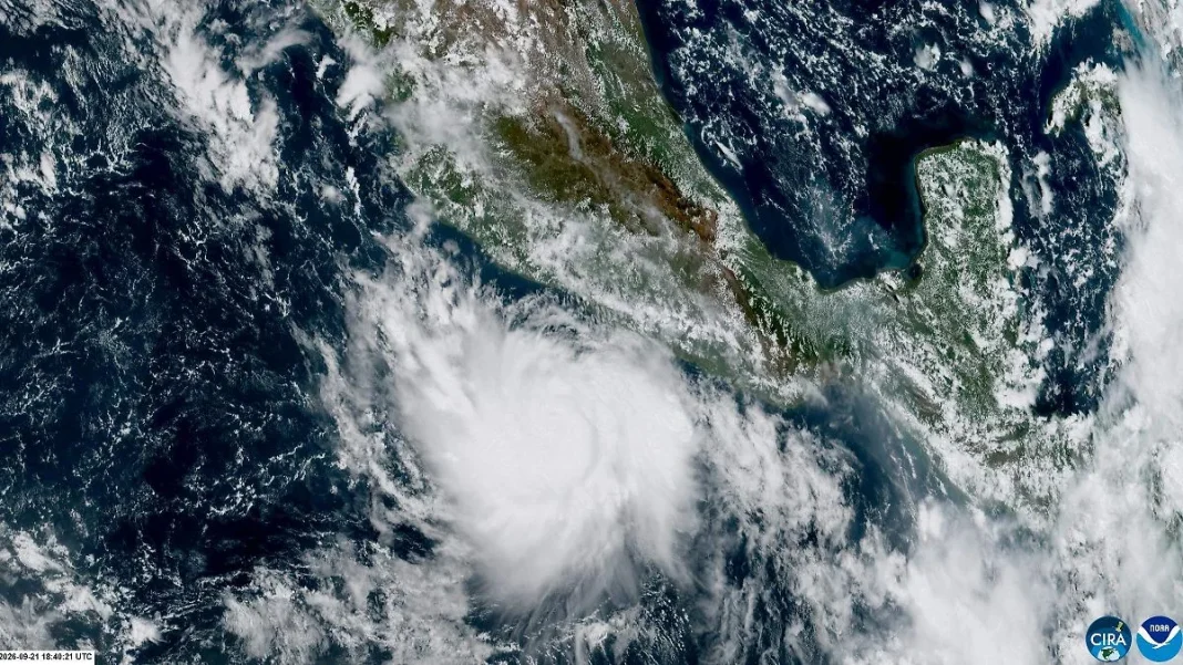 Imagen satelital del huracán Polo frente a las costas del Pacífico mexicano