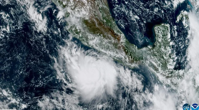 Huracán: qué cubre tu seguro y qué te debe pagar tu patrón si suspenden labores Imagen satelital del huracán Polo frente a las costas del Pacífico mexicano