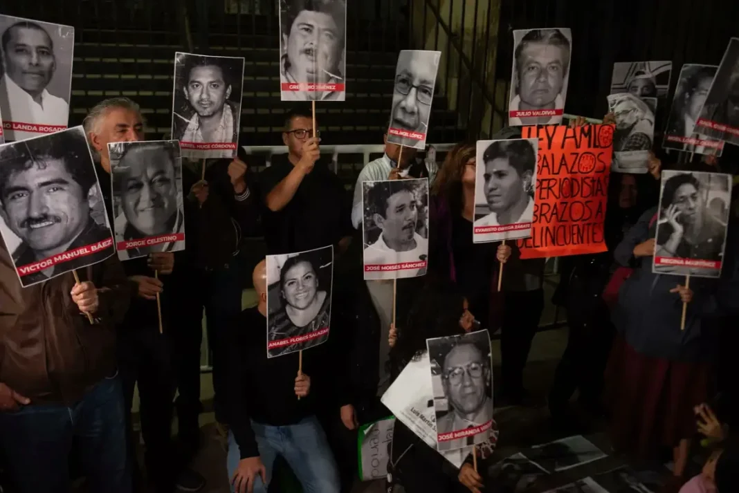 Protesta con fotografías de periodistas asesinados en México