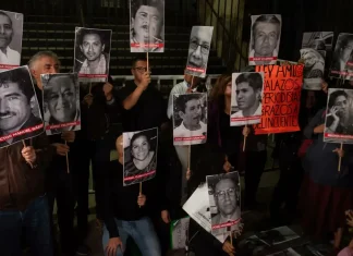 Berkeley: 337 periodistas y defensores asesinados con AMLO, espionaje sin orden judicial y 99% de impunidad Protesta con fotografías de periodistas asesinados en México
