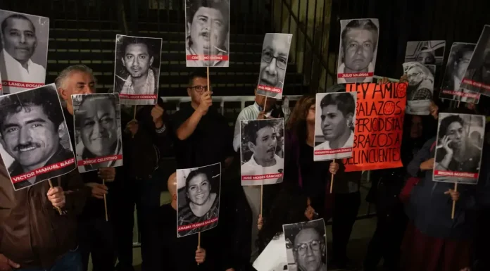 Berkeley: 337 periodistas y defensores asesinados con AMLO, espionaje sin orden judicial y 99% de impunidad Protesta con fotografías de periodistas asesinados en México