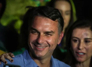 Flávio Bolsonaro gana la primera vuelta en Brasil y va contra Lula el 25 de octubre: qué significa para México Flávio Bolsonaro y Lula da Silva, rumbo a la segunda vuelta presidencial de Brasil