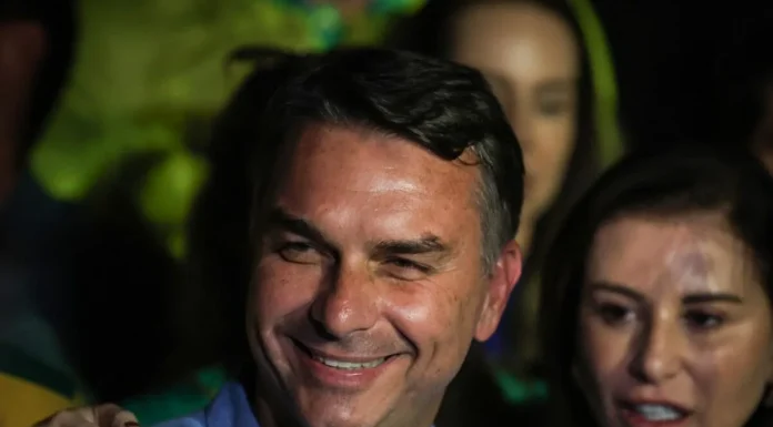 Flávio Bolsonaro gana la primera vuelta en Brasil y va contra Lula el 25 de octubre: qué significa para México Flávio Bolsonaro y Lula da Silva, rumbo a la segunda vuelta presidencial de Brasil