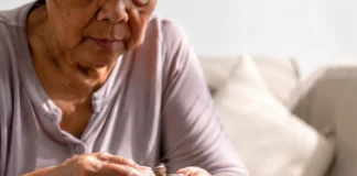 Bukele dice que los gobiernos se endeudan y luego cobran más impuestos: lo que muestran las cuentas de El Salvador Persona mayor contando monedas sobre una mesa