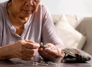 Bukele dice que los gobiernos se endeudan y luego cobran más impuestos: lo que muestran las cuentas de El Salvador Persona mayor contando monedas sobre una mesa