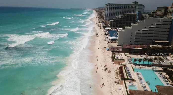 Derecho de No Residente 2027: qué es, cuánto subirá y a dónde va el dinero Zona hotelera de Cancún, destino afectado por el aumento del DNR