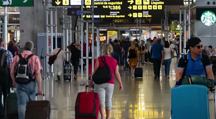 Turistas extranjeros pagarán 36% más por entrar a México: a dónde va el dinero del DNR Turistas con maletas en la terminal de un aeropuerto