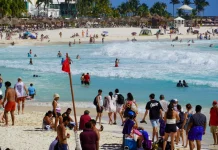 DNR 2027: Diputados aprueba subir a 1,158 pesos el cobro a turistas extranjeros y 57% irá a la Defensa DNR 2027: cuánto subiría el cobro a turistas extranjeros y qué falta para aprobarlo
