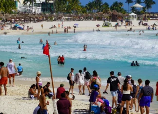DNR 2027: Diputados aprueba subir a 1,158 pesos el cobro a turistas extranjeros y 57% irá a la Defensa DNR 2027: cuánto subiría el cobro a turistas extranjeros y qué falta para aprobarlo