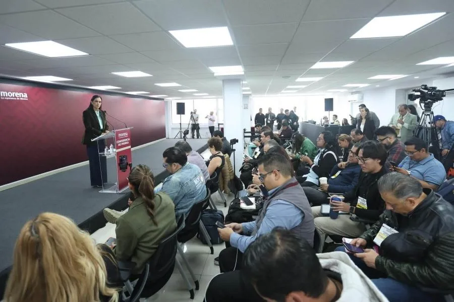 Ariadna Montiel en conferencia en la sede nacional de Morena