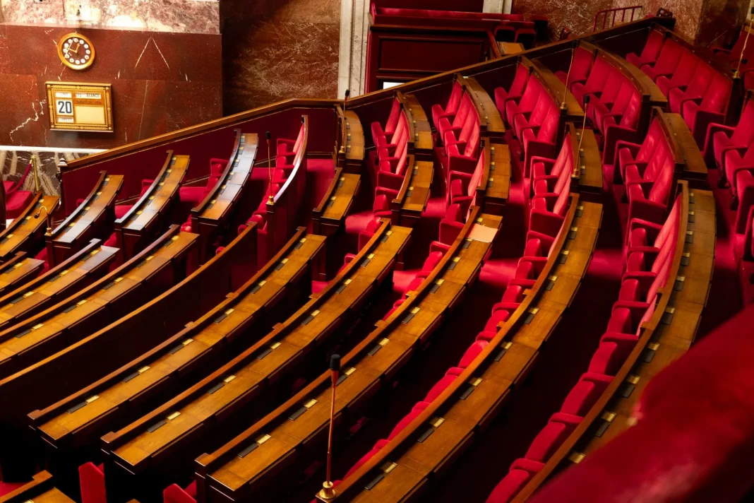 Curules vacías en un recinto legislativo, imagen ilustrativa sobre diputados suplentes y licencias