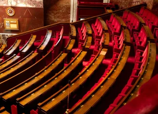 ¿Qué pasa con el suplente cuando un diputado regresa de licencia? El caso que dejó sin cargo a Marybel Villegas Curules vacías en un recinto legislativo, imagen ilustrativa sobre diputados suplentes y licencias