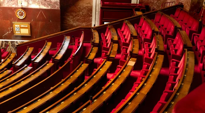 ¿Qué pasa con el suplente cuando un diputado regresa de licencia? El caso que dejó sin cargo a Marybel Villegas Curules vacías en un recinto legislativo, imagen ilustrativa sobre diputados suplentes y licencias