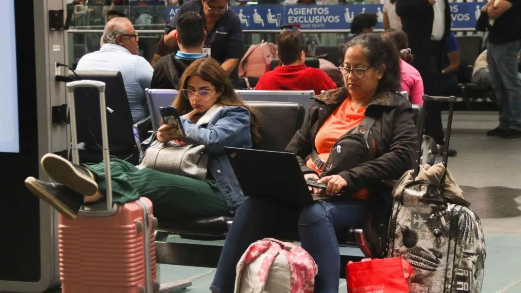 Vuelo retrasado o cancelado: lo que te debe la aerolínea por ley (y cómo reclamarlo)